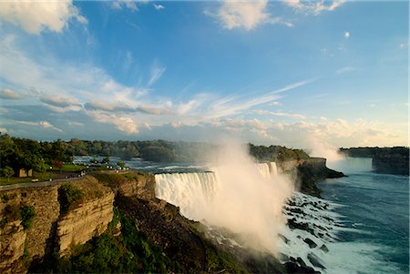 Der Amerikaner fällt mit den Horseshoe Falls hinter, Niagara Falls, New York State, Vereinigten Staaten von Amerika, Nordamerika Stockbilder - Lizenzpflichtiges, Bildnummer: 841-02722919