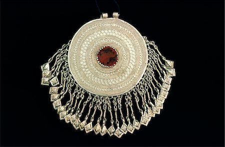 simsearch:841-02824444,k - Silver pendant worn by women of old tribes in Sind, Pakistan, Asia Foto de stock - Con derechos protegidos, Código: 841-02824250