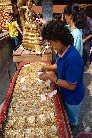 Woman with gold leaf, Wat Phra That Doi Suthep, Chiang Mai, Thailand, Southeast Asia, Asia Foto de stock - Con derechos protegidos, Código: 841-02825108