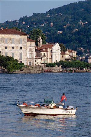 Small boat on Lake Maggiore with Isola Bella beyond, in Piemonte, Italy, Europe Foto de stock - Con derechos protegidos, Código: 841-02825320