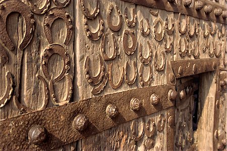 ferradura - Horseshoes on wall at Fatehpur Sikri, built by Akbar in 1570, Uttar Pradesh state, India, Asia Foto de stock - Direito Controlado, Número: 841-02826113