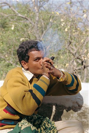 simsearch:841-02900888,k - Smoking near Deogarh, Rajasthan, India Stock Photo - Rights-Managed, Code: 841-02826363