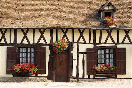 single storey - Typical timbered French cottage with geraniums in window boxes and hanging basket, Normandy, France, Europe Foto de stock - Con derechos protegidos, Código: 841-02831116