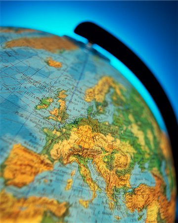 Gros plan du continent de l'Europe sur un globe terrestre Photographie de stock - Rights-Managed, Code: 841-02831118