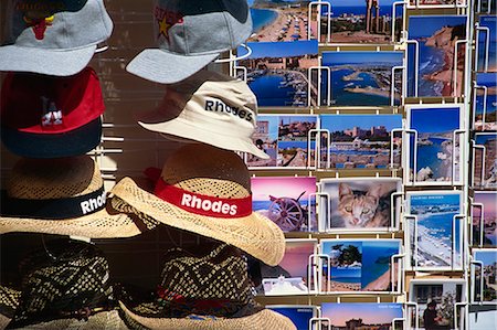 Cartes postales et des chapeaux à vendre, Rhodes, Dodécanèse, îles grecques, Grèce, Europe Photographie de stock - Rights-Managed, Code: 841-02831175