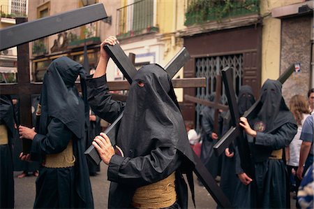 semana santa - Penitents bearing crosses in procession, Holy Week (Semana Santa), Seville, Andalucia, Sapin, Europe Foto de stock - Con derechos protegidos, Código: 841-02831221