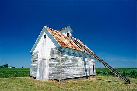 A corn barn, a wooden building on a farm at Hudson, the Midwest, Illinois, United States of America, North America Fotografie stock - Rights-Managed, Codice: 841-02831252