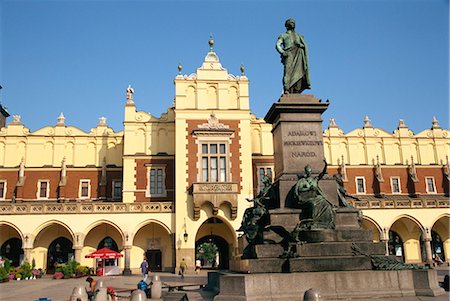 Statue of Adam Mickiewicz in front of the Cloth Hall on the Main Square in Krakow, Malopolska, Poland, Europe Foto de stock - Direito Controlado, Número: 841-02831342