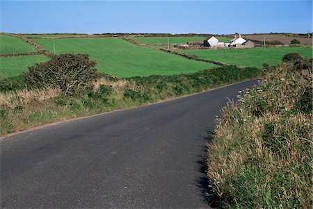 simsearch:841-02915137,k - Paysage agricole Penwith et route près d'un anneau flottant de Lanyon, Cornwall, Angleterre, Royaume-Uni, Europe Photographie de stock - Rights-Managed, Code: 841-02831432