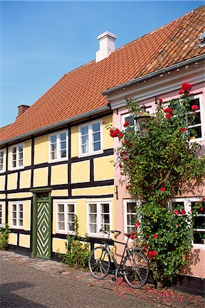 Typical street of pastel houses, Aeroskobing, Aero, Denmark, Scandinavia, Europe Fotografie stock - Rights-Managed, Codice: 841-02831858