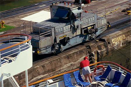 simsearch:841-03507961,k - Une mule guide un bateau sur le Canal de Panama, Panama, l'Amérique centrale Photographie de stock - Rights-Managed, Code: 841-02831997
