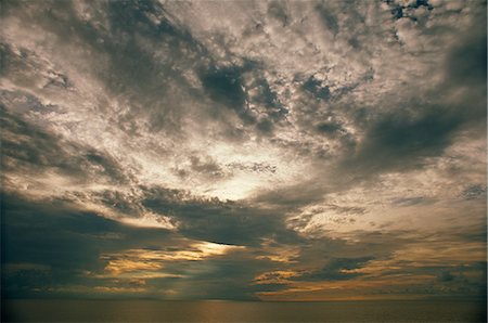 simsearch:841-03489625,k - Seascape with clouds in the sky at sunset Foto de stock - Con derechos protegidos, Código: 841-02832042
