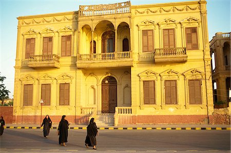 Building near Luxor Temple along Corniche road, Luxor, Thebes, Egypt, North Africa, Africa Fotografie stock - Rights-Managed, Codice: 841-02832154