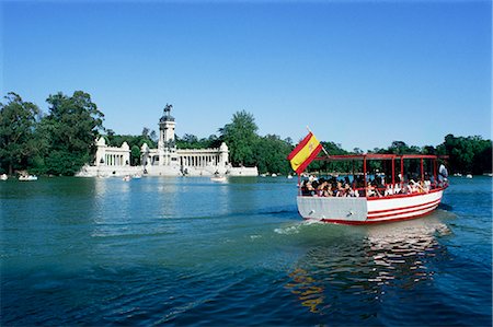 simsearch:841-03055529,k - Tourist boat on lake, Parque del Retiro, Madrid, Spain, Europe Stock Photo - Rights-Managed, Code: 841-02832262