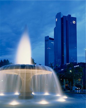 simsearch:841-03673002,k - The Deutsche Bank with water fountain illuminated at dusk, Frankfurt am Main, Germany, Europe Fotografie stock - Rights-Managed, Codice: 841-02832344