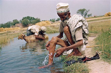 simsearch:841-02945891,k - Two elderly men washing in an irrigation ditch in a village in the Punjab, Pakistan, Asia Stock Photo - Rights-Managed, Code: 841-02832384