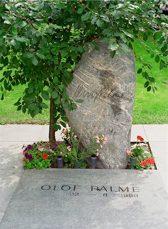 simsearch:841-02923890,k - Grave of Olof Palme, Swedish prime minister murdered in 1986, Adolfs Kirke, Stockholm, Sweden, Scandinavia, Europe Fotografie stock - Rights-Managed, Codice: 841-02832414