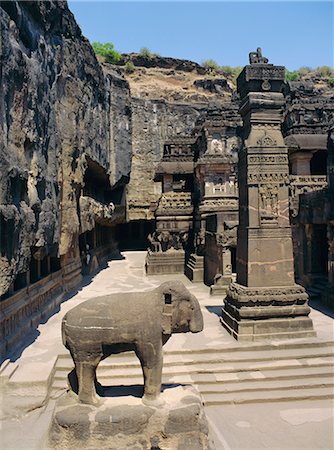 Massive elephant and column in NW of courtyard, Kailasa temple, Ellora, Maharashtra, India Foto de stock - Con derechos protegidos, Código: 841-02832432