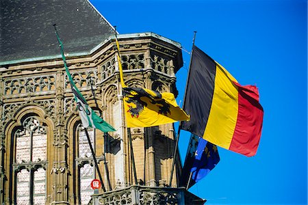 Drapeaux de la Belgique sur la droite, la Flandre dans le centre de l'hôtel de ville de Gand, Flandre, Belgique Photographie de stock - Rights-Managed, Code: 841-02832556