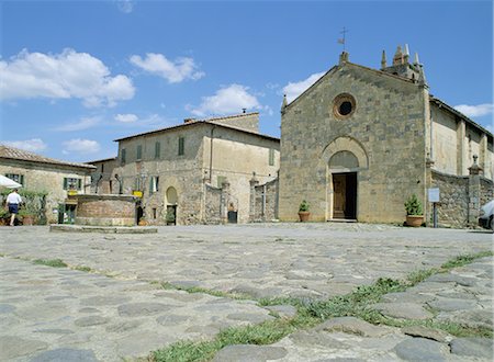 Piazza and church, Monteriggioni, Siena, Tuscany, Italy, Euruope Foto de stock - Con derechos protegidos, Código: 841-02832559