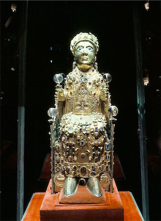 simsearch:841-02709032,k - Reliquary statue of Ste. Foy, dating from 7th to 9th centuries and renovated in the 10th century, Treasury of Ste. Foy, Conques, Midi-Pyrenees, France, Europe Stock Photo - Rights-Managed, Code: 841-02832625