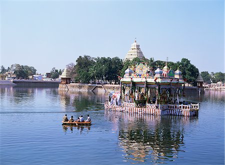 A barge carrying images of Shiva and Meenakshi being towed around the Vandiyur Mariamman Teppakulam tank at annual Floating Festival, Madurai, Tamil Nadu state, India, Asia Foto de stock - Con derechos protegidos, Código: 841-02832651