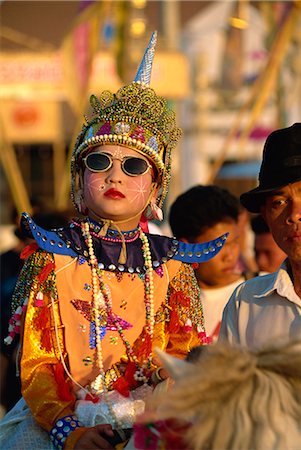 Jeune enfant en costume pour le défilé folklorique Shan, Chiang Mai (Thaïlande), l'Asie du sud-est, Asie Photographie de stock - Rights-Managed, Code: 841-02832906