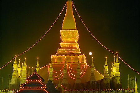 Lights illuminate the Great Stupa of Pha That Luang at full moon in Makkha Bu Saa, Buddhist Lent, in Vientiane, Laos, Indochina, Southeast Asia, Asia Fotografie stock - Rights-Managed, Codice: 841-02899077