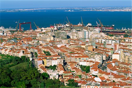 rio tejo - Low aerial view, Miradouro Santa Luzia above the Hill of Alfama neighbourhood in Lisbon, Portugal, Europe Foto de stock - Direito Controlado, Número: 841-02899115