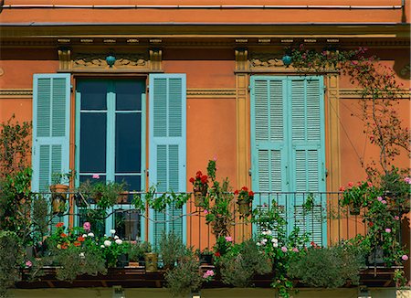 simsearch:841-02945258,k - Fleurs sur un balcon en face des fenêtres avec des volets turquoises à Nice, Côte d'Azur, Provence, Côte d'Azur, France, Europe Photographie de stock - Rights-Managed, Code: 841-02899399