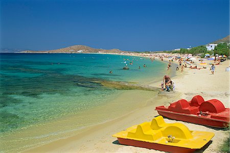 Pedal Boote und Touristen am Strand von Prokiopios auf Naxos, Kykladen, griechische Inseln, Griechenland, Europa Stockbilder - Lizenzpflichtiges, Bildnummer: 841-02899425