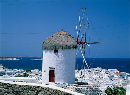 simsearch:841-02707522,k - Moulin à vent au toit de chaume au-dessus du port sur l'île de Mykonos, Cyclades, îles grecques, Grèce, Europe Photographie de stock - Rights-Managed, Code: 841-02899499