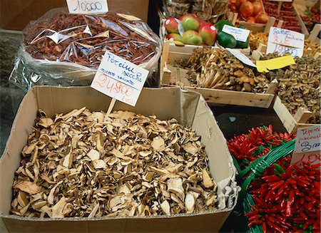 simsearch:841-06446938,k - Mushrooms for sale in the market in Bologna, Emilia Romagna, Italy, Europe Stock Photo - Rights-Managed, Code: 841-02899551