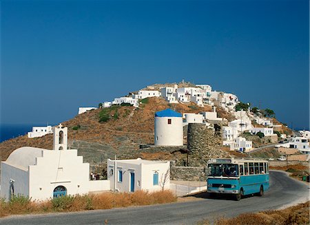 Local bus passing church and white walled village on a hill called The Kastro, on Sifnos, Cyclades, Greek Islands, Greece, Europe Foto de stock - Con derechos protegidos, Código: 841-02899610