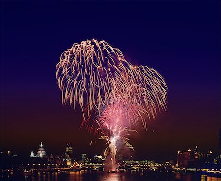 Fireworks over the River Thames, London, England, United Kingdom, Europe Foto de stock - Con derechos protegidos, Código: 841-02900095