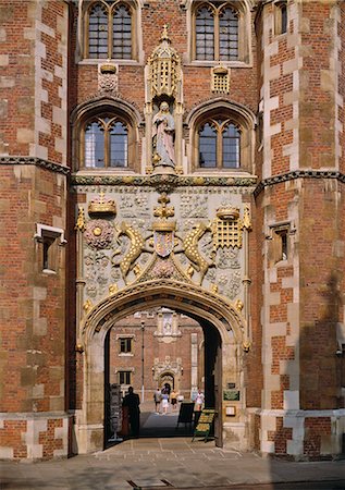 simsearch:841-02919709,k - Front gate of St. John's College built 1511-20 with the coat of arms of Lady Margaret Beaufort, founder of the college, Cambridge, Cambridgeshire, England, United Kingdom, Europe Foto de stock - Con derechos protegidos, Código: 841-02900098