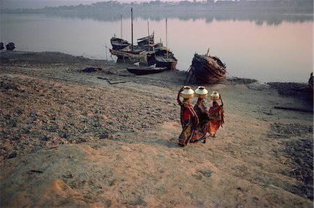 Women carry brass pots filled with holy Ganga water, India, Asia Stock Photo - Rights-Managed, Code: 841-02900306