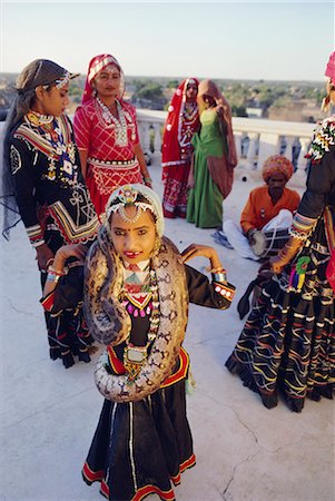 pythonschlange - Mädchen mit einem Python, Teil eines traditionellen Kalbalia-Tanz-Truppe, Rajasthan, Indien Stockbilder - Lizenzpflichtiges, Bildnummer: 841-02900455