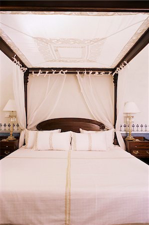 simsearch:841-02900475,k - Four poster bed, dressed with traditional Lucknow chikan worked fabric, Lutyens style bungalow, New Delhi, India, Asia Foto de stock - Con derechos protegidos, Código: 841-02900475