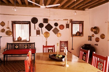 simsearch:841-02900589,k - Bois avec poutres apparentes au plafond et ustensiles de cuisine sur le mur dans la salle à manger restauration traditionnelle Pol house, Ahmedabad, Gujarat État, Inde, Asie Photographie de stock - Rights-Managed, Code: 841-02900479