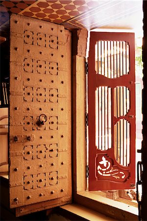 Traditional wood doors, and open grill allowing cross ventilation, in restored traditional Pol house, Ahmedabad, Gujarat state, India, Asia Foto de stock - Con derechos protegidos, Código: 841-02900480