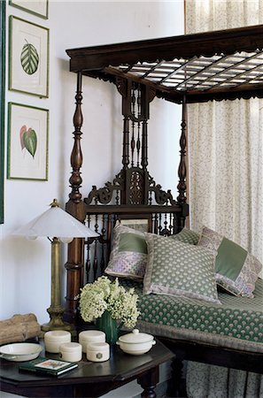 four poster bed - Colonial style four poster bed and antique enamel ware on bedside table, in residential home, Dehra Dun, Himalayan foot hills,Uttar Pradesh state, India, Asia Foto de stock - Con derechos protegidos, Código: 841-02900547