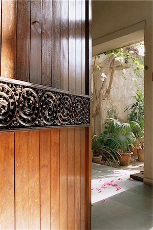 A modern front door decorated with a 400 year old piece of wood carving in 1970s concrete structured home, Ahmedabad, Gujarat state, India, Asia Foto de stock - Con derechos protegidos, Código: 841-02900588