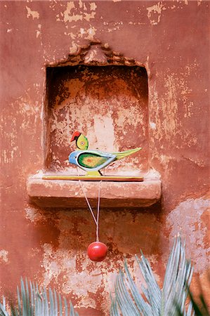 simsearch:841-02900477,k - Decorative child's toy parrot in traditional wall niche, restored traditional Pol house, Ahmedabad, Gujarat state, India, Asia Fotografie stock - Rights-Managed, Codice: 841-02900603