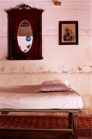 Interior detail of day bed with old photograph of a maharajah in restored traditional Pol house, Ahmedabad, Gujarat state, India, Asia Foto de stock - Con derechos protegidos, Código: 841-02900617