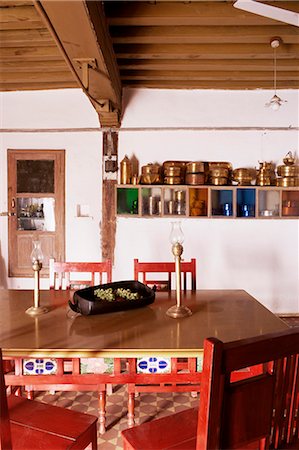 simsearch:841-03483742,k - Bois avec poutres apparentes au plafond et ustensiles de cuisine sur le mur dans la salle à manger restauration traditionnelle Pol house, Ahmedabad, Gujarat État, Inde, Asie Photographie de stock - Rights-Managed, Code: 841-02900612