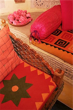 Bright furnishings in modern residential home in traditional tribal Rabari round mud hut, Bunga style, near Ahmedabad, Gujarat state, India, Asia Foto de stock - Con derechos protegidos, Código: 841-02900622