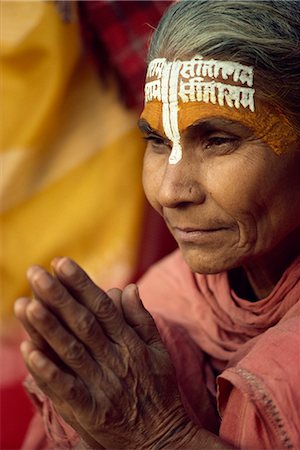 elderly praying - Pèlerins en prière sur le ghats, Varanasi, Inde, Asie Photographie de stock - Rights-Managed, Code: 841-02900644