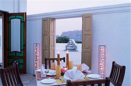 Private dining outside a bedroom suit with view of Gwalior fort in distance, Usha Kiran Palace Hotel, Gwalior, Madhya Pradesh state, India, Asia Foto de stock - Direito Controlado, Número: 841-02900898