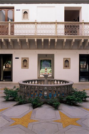 One of the inner courtyards of the palace, Usha Kiran Palace Hotel, Gwalior, Madhya Pradesh state, India, Asia Foto de stock - Direito Controlado, Número: 841-02900901